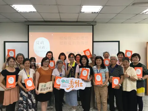 全嘉都是作家課程大合照。(圖/嘉義市政府衛生局提供) ▲全嘉都是作家課程大合照。(圖/嘉義市政府衛生局提供)
