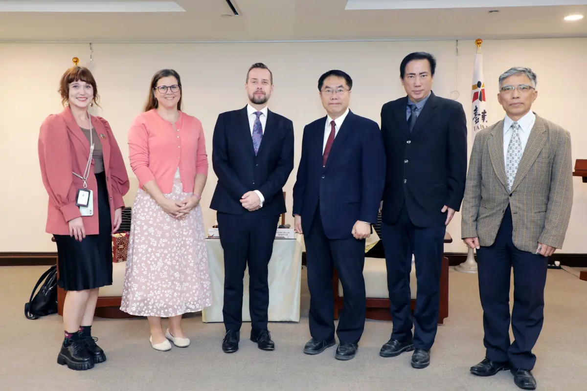 ▲捷克經濟文化辦事處代表史坦格偕同與其新成立之捷克中心台北主任馬凱棠女士一起蒞府拜會市長黃偉哲，市府由新聞及國際關係處長蘇恩恩等官員陪同出。（圖／南市府提供）