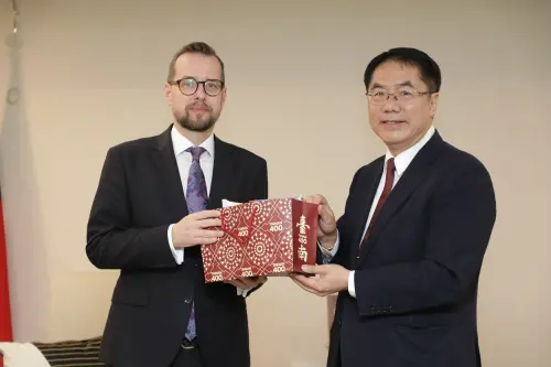 ▲黃偉哲致贈台南400伴手禮有文創餅乾與台南啤酒予捷克經濟文化辦事處代表史坦格。(圖/南市府提供) ▲黃偉哲致贈台南400伴手禮有文創餅乾與台南啤酒予捷克經濟文化辦事處代表史坦格。(圖/南市府提供)