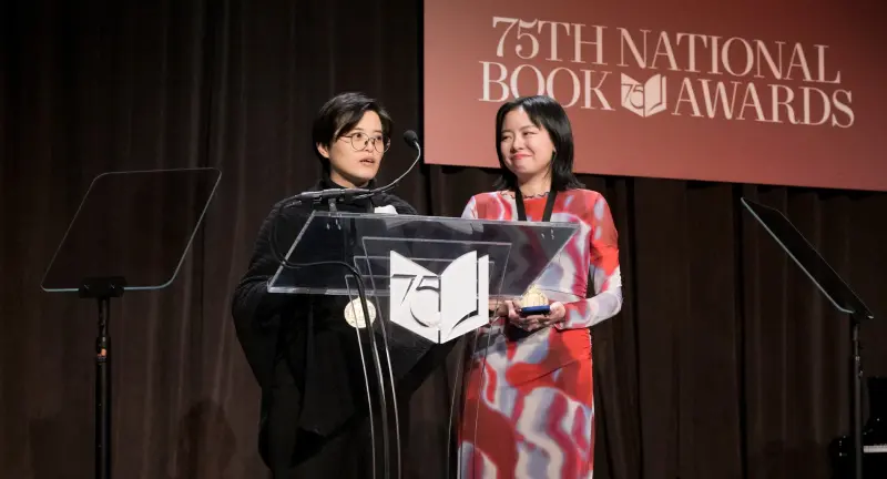 ▲以《臺灣漫遊錄》在美國獲獎的作家楊双子（左）妻子參加罷團活動被攻擊。（圖／資料照片）