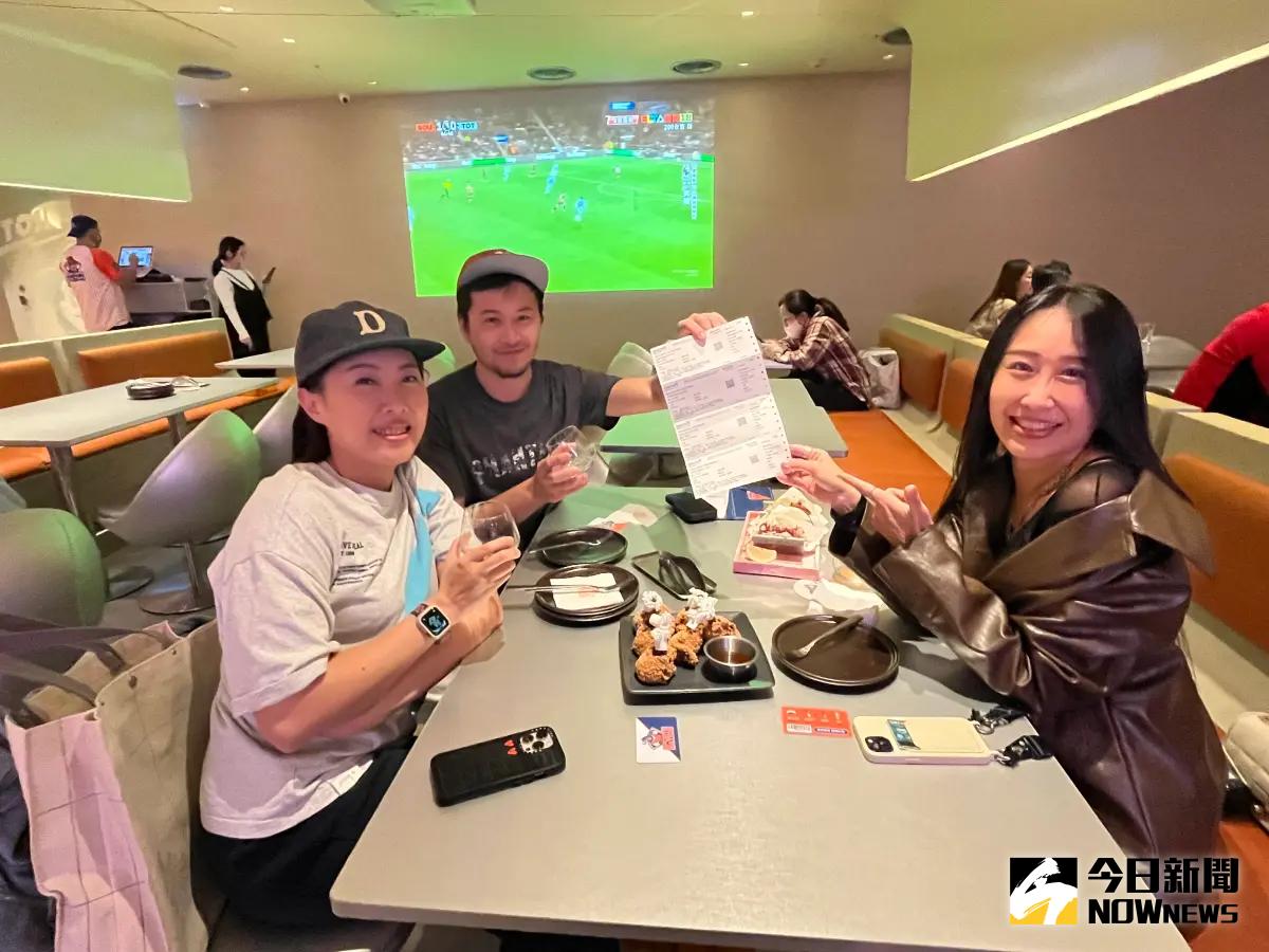 ▲有周杰倫的粉絲為了演唱會翹班來聽，還許願希望今晚的嘉賓是五月天阿信、張惠妹或蔡依林。（圖／記者朱祖儀攝）