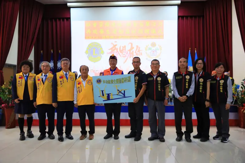 ▲國際獅子會300E2區岡山獅子在會長張宇的號召，捐贈岡山榮家6組運動養生器材，以實質的力量提升住民長輩的活動力。(圖／岡山榮家提供)