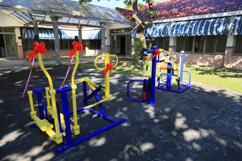 ▲國際獅子會300E2區岡山獅子會捐贈岡山榮家6組運動養生器材。(圖／岡山榮家提供)