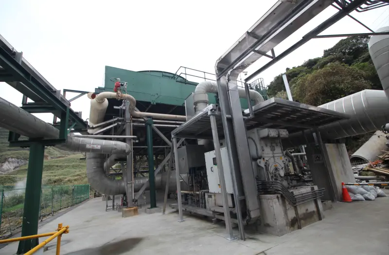 <p>▲現今的地熱都是採取雙循環系統，也就是引用地底的熱水，透過熱交換系統讓冷媒加熱推動發電機組，冷卻後再循環利用。（圖／記者鍾泓良攝影）</p>