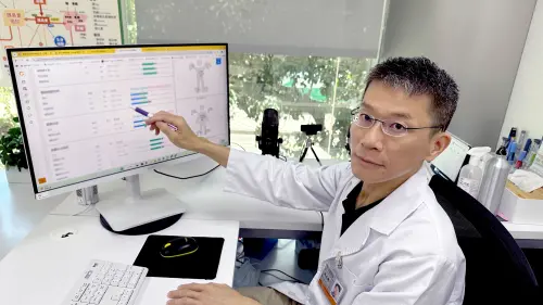 「初日診所」內科暨減重專科醫師陳威龍強調,加工果乾雖然營養濃縮,但熱量同樣大幅提高。過量攝取不僅會讓體重與血糖失控,還可能增加心血管疾病、高血壓和糖尿病的風險 ▲「初日診所」內科暨減重專科醫師陳威龍強調,加工果乾雖然營養濃縮,但熱量同樣大幅提高。過量攝取不僅會讓體重與血糖失控,還可能增加心血管疾病、高血壓和糖尿病的風險。(圖/初日診所提供)