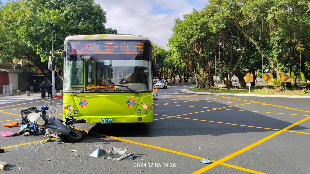 ▲6日下午，台北市中正區重慶南路2段附近，一名機車騎士行經路口，直接撞上一台公車右側，送醫搶救傷重不治，詳細案發原因仍待釐清。（圖／翻攝畫面）