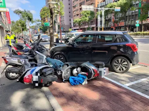 新北板橋車禍！男疑精神不濟疲勞駕駛　逆向撞翻路邊9台機車
