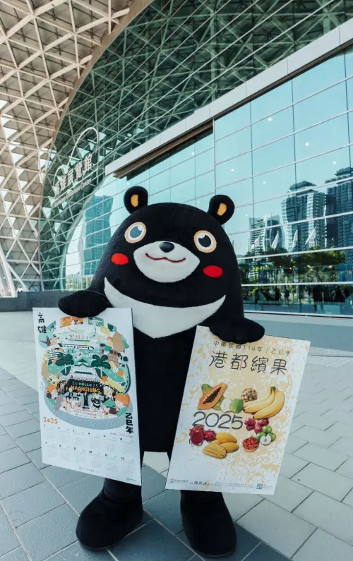 ▲高市府以2025年曆和水果月曆，分享高雄和世界連結與交流的喜悅，祝福大家好運「蛇」進門。（圖／高市府提供）