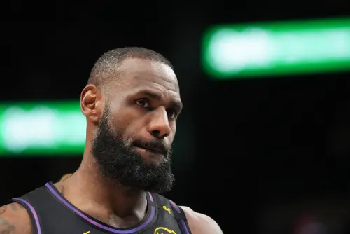 ▲「詹皇」LeBron James這一場爆發轟下39分，Anthony Davis得到38分10籃板8助攻，但整場手感不佳的老鷹主控Trae Young，在延長賽命中致勝三分球，帶領球隊以134：132贏球，也賞給湖人3連敗。（圖／美聯社／達志影像）