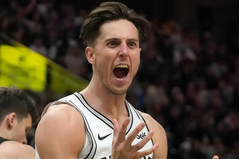 ▲NBA新表情包可能又多了一個？聖安東尼奧馬刺內線球員Zach Collins在今（7）日球隊交手沙加緬度國王的比賽中，連續領到技術犯規遭到驅逐出場，之後他向裁判做出不雅手勢手勢，成為賽後受到外界熱議的焦點。（圖／美聯社／達志影像）