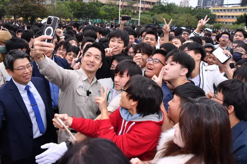 ▲台北市長蔣萬安出席建國中學126週年校慶，與學生熱情互動自拍。（圖／台北市政府提供，2024.12.07）