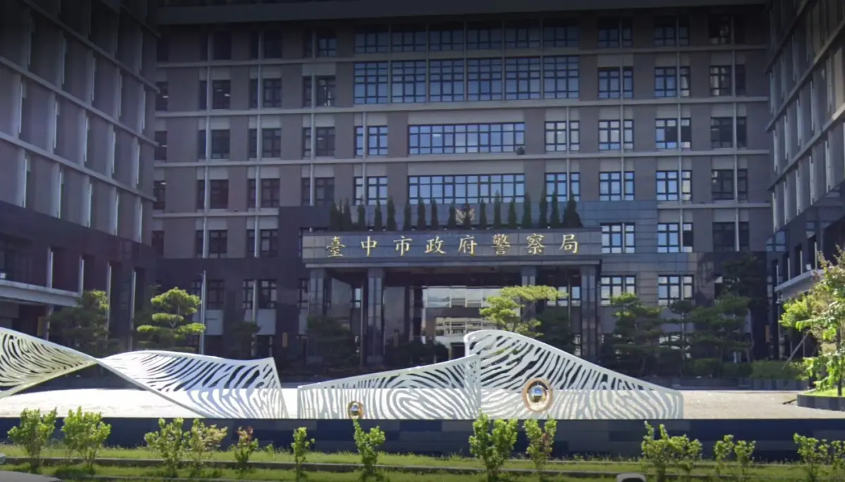 ▲台中某超商女店員遭男子持酒瓶等物毆傷，議員質疑警方到場未逮捕陳男，甚至未開報案三聯單。台中市警局今天表示，經調查員警未依規處理，包括分局長等5人予以懲處。（圖／翻攝googlemap）