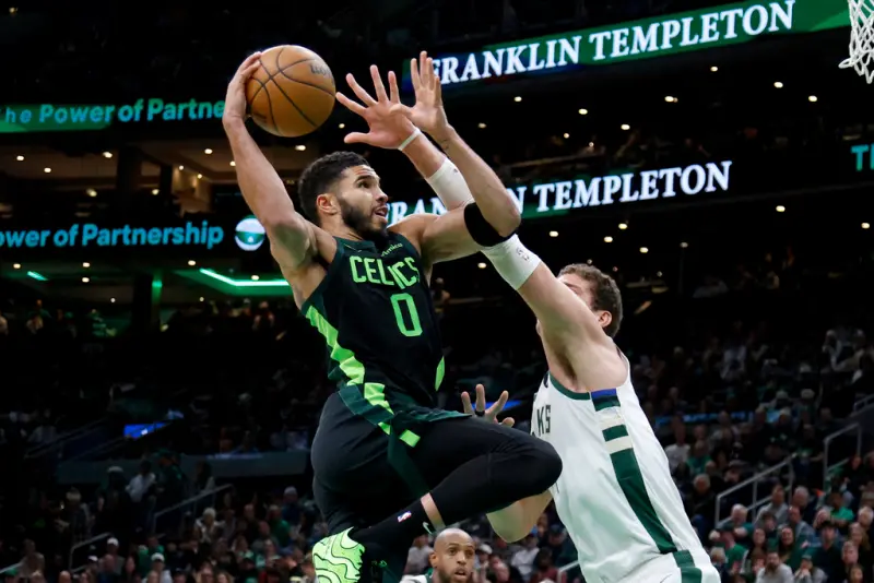 ▲塞爾提克一哥 Jayson Tatum 攻下 34 分 10 籃板，末節豪取 14 分，帶領球隊以 111：105 逆轉擊敗公鹿，迎來 3 連勝。公鹿球星 Khris Middleton 本季首秀，無奈未能阻止球隊連敗。（圖／美聯社／達志影像）