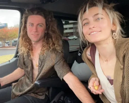 麥可傑克森女兒要嫁人了！PO被單膝下跪求婚照　甜蜜告白：我愛你
