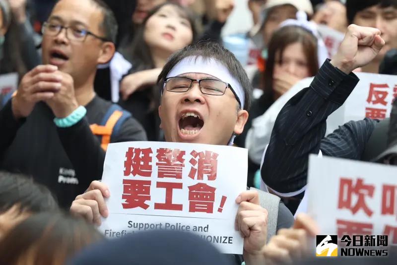 ▲民眾黨所舉辦，同時也有許多勞團、民團響應遊行，包括桃園市總工會、全國外送產業工會、中華民國全國公務人員協會及國家公益協進會等。（圖／記者李政龍攝）