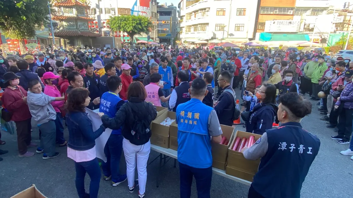 ▲中信兄弟象封王後，立委楊瓊瓔兌現發放600片雞排諾言(圖／楊瓊瓔服務處提供2024.12.7)