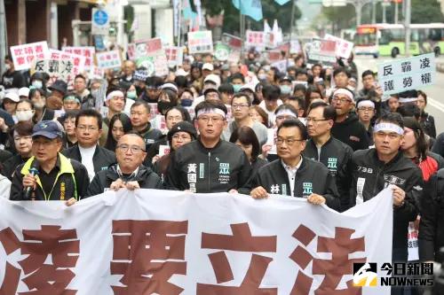 ▲民眾黨舉行反霸凌遊行。（圖／記者李政龍攝，2024.12.07）