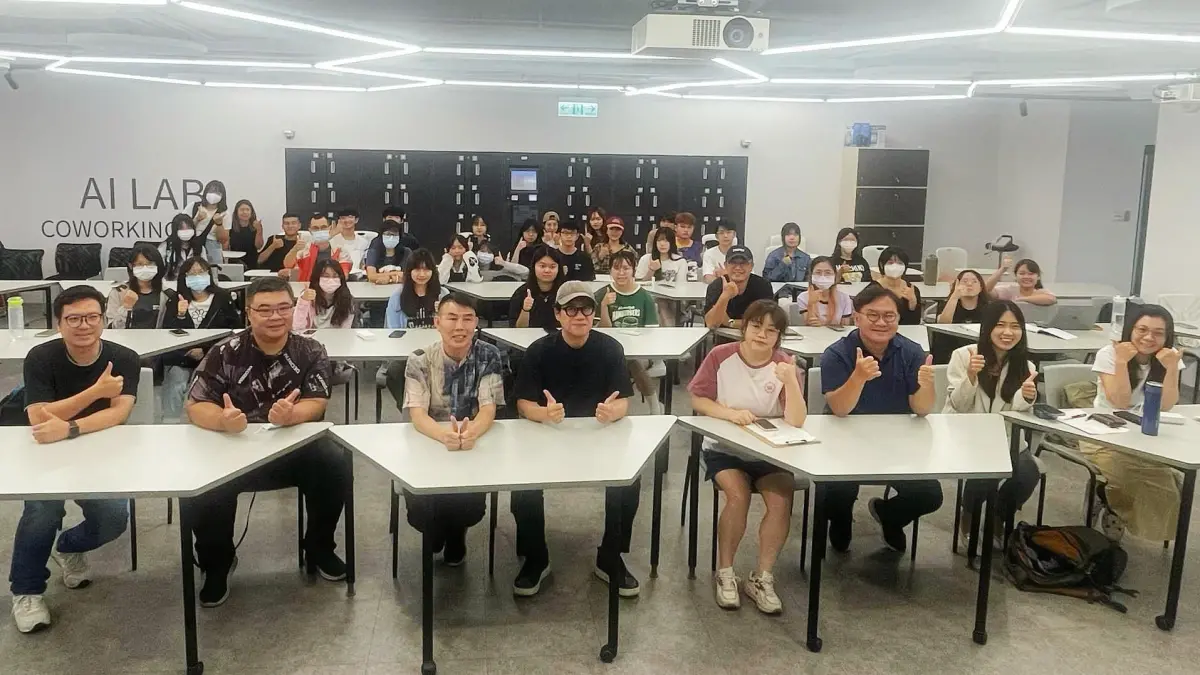 ▲鄭司維大師的講座有來自鳳山商工老師群、高師大與樹德科大的師生一起共襄盛舉。（圖／高雄科技大學創新設計學院提供）