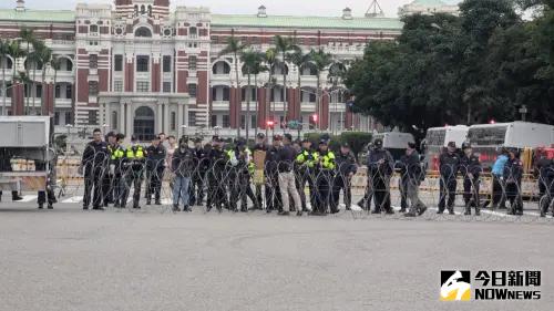 ▲警方一度架起蛇籠防止群眾往前走。（圖／記者鍾泓良攝，2024.12.07）