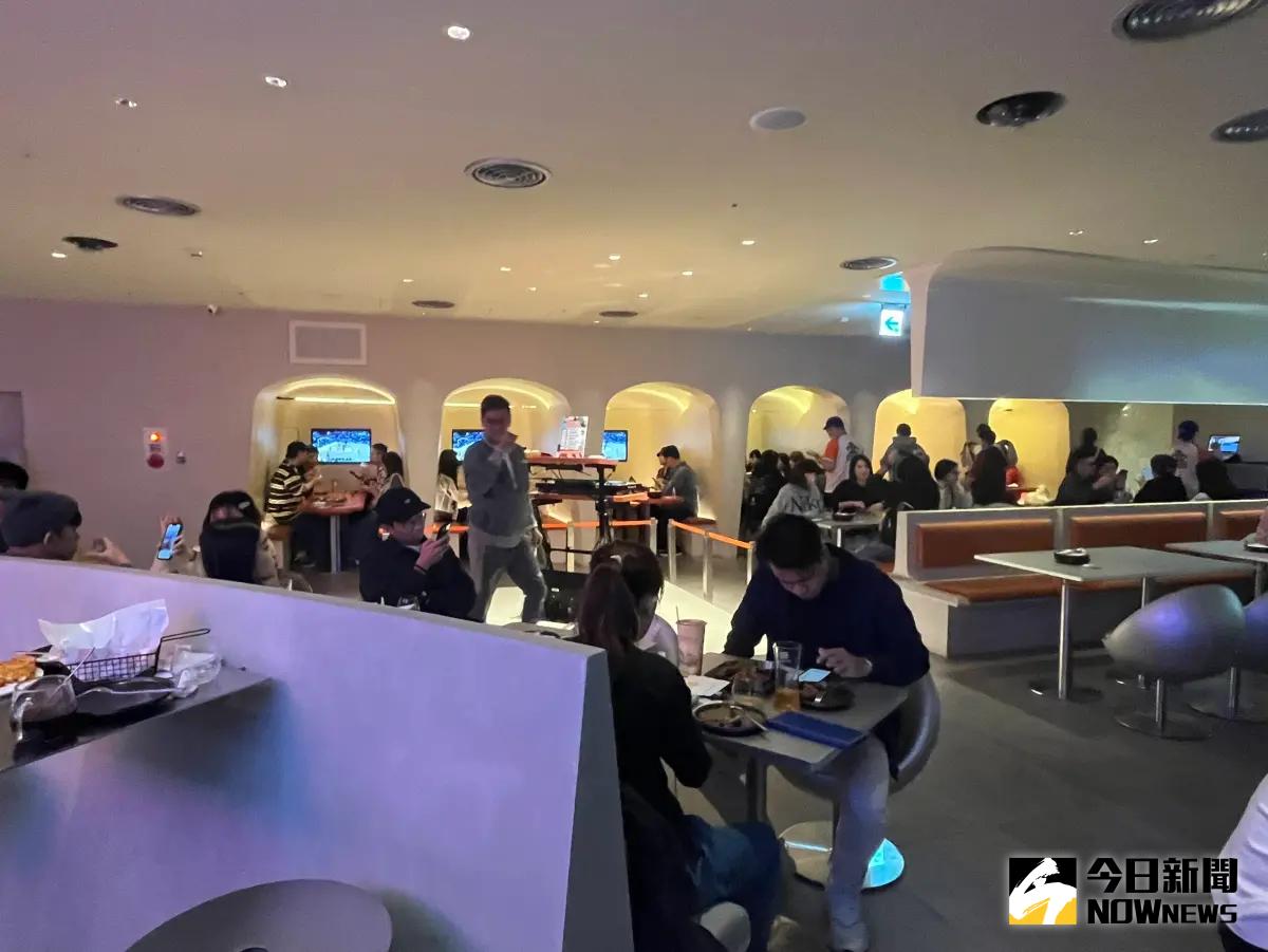 ▲周杰倫演唱會開演前，附近有很多粉絲在求票、排隊買周邊，附近餐廳也被人潮擠爆，不過餐廳店長透露，晚上開演時其實聽不太清楚漏音。（圖／記者朱祖儀攝）