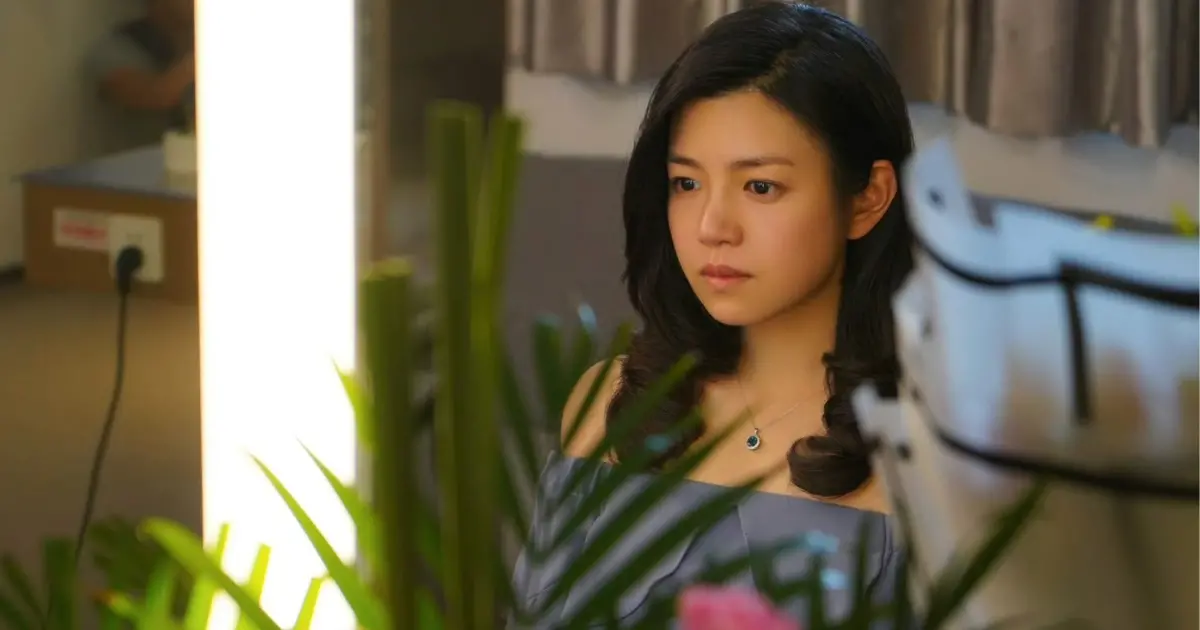 ▲台灣女星陳妍希自和前夫陳曉離婚後，2度被拍到都是穿著同一件黑色外套，似乎無心打扮，讓人心疼，所幸身邊都跟著好友楊丞琳。（圖／陳妍希工作室微博）