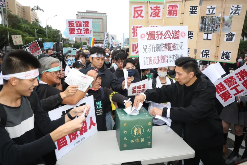 ▲現場民眾將人民陳情塞進「賴功德箱」，隨後由民眾黨公職送入總統府內。（圖／記者李政龍攝影）