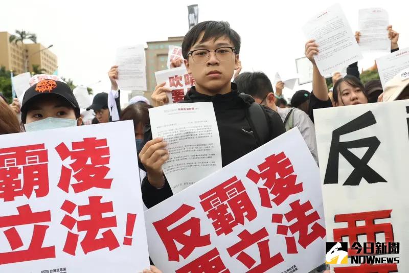 ▲民眾手舉陳情書。（圖／NOWnews攝影中心）