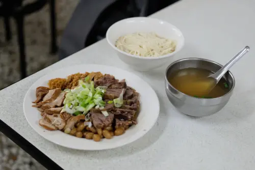 被牛肉麵耽誤的滷味店！台中最狂小吃店在此　每天只營業3個小時
