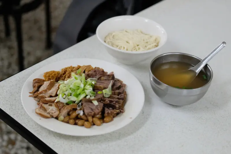 ▲在台中超過一甲子歷史的「湖南味牛肉麵」，在地人喜歡之外甚至外縣市老饕都聞香而來，除了招牌牛肉麵，切盤滷味更是受到歡迎。（圖／記者葉盛耀攝）