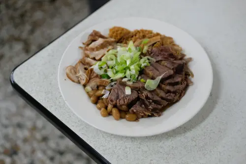 ▲「湖南味牛肉麵」除了牛肉麵，滷味拼盤其實更受到老饕推薦。（圖／記者葉盛耀攝）