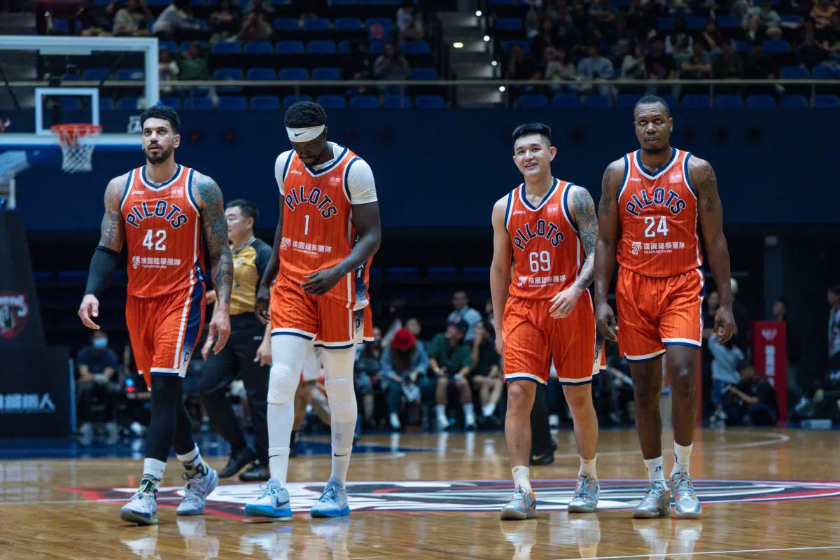 ▲盧峻翔率領桃園璞園領航猿在本屆例行賽取得戰績第1，但由於總冠軍賽撞期世壯運、BCL，屆時若對上富邦勇士，前2場先在和平體育館開打，特殊的賽程安排，引發球迷砲轟。（圖／PLG提供）