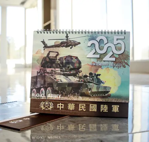 ▲陸軍2025年形象月曆亮相，宣示接裝海馬斯多管火箭與M1A2T戰車等新武器。（圖／陸軍司令部提供）