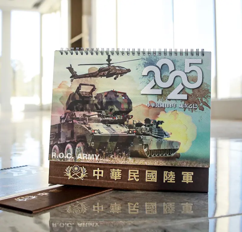 ▲陸軍2025年形象月曆亮相,宣示接裝海馬斯多管火箭與M1A2T戰車等新武器。(圖/陸軍司令部提供)