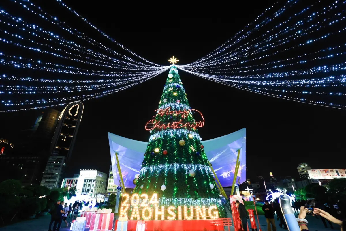 ▲高雄市中央公園聖誕樹「森之樹」高達26公尺超壯觀，近日中央公園也舉辦「2024高雄聖誕生活節」活動，吸引大票民眾朝聖，現場擁擠又熱鬧。（圖／取自臉書粉專「高雄市政府經濟發展局」）