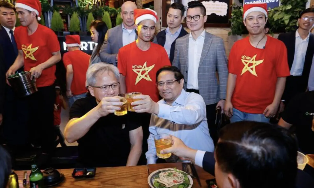 ▲輝達執行長黃仁勳訪問越南，在河內街頭與越南總理范明正喝啤酒，展現親民作風。（圖／翻攝自I_Leak_VN X）