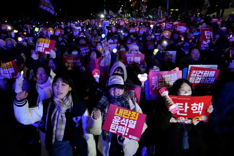 ▲韓國總統尹錫悅因突然發布戒嚴令，遭韓國在野黨發起總統彈劾案，不少年輕人拿著演唱會手燈前往國會外抗議，要求尹錫悅下台。（圖／美聯社／達志影像）