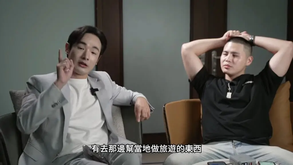 ▲網紅八炯（左）找歌曲「中國老總」原唱陳柏源（右）拍片揭發中國如何收買台灣網紅。（圖取自攝徒日記Fun TV YouTube頻道