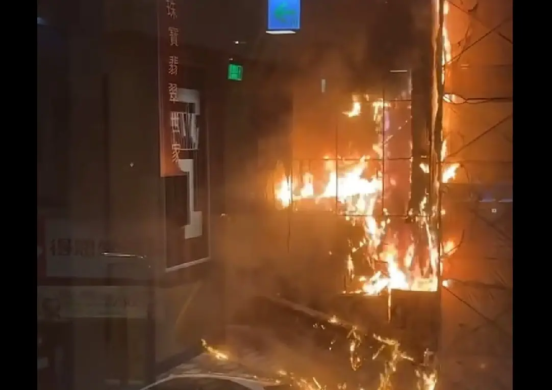 ▲8日凌晨，台南市中正路上、某4樓透天店面發生火警，消防局派遣人車前往灌救，所幸火勢約30分鐘後撲滅，現場無人員受困傷亡。（圖／民眾提供）