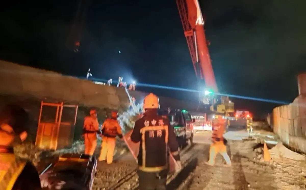 ▲7日晚間，一艘巴拿馬籍油輪「LIQUIDGEN」，於台中港外海流錨擱淺，台中海巡隊獲報出動救援。（圖／翻攝畫面）