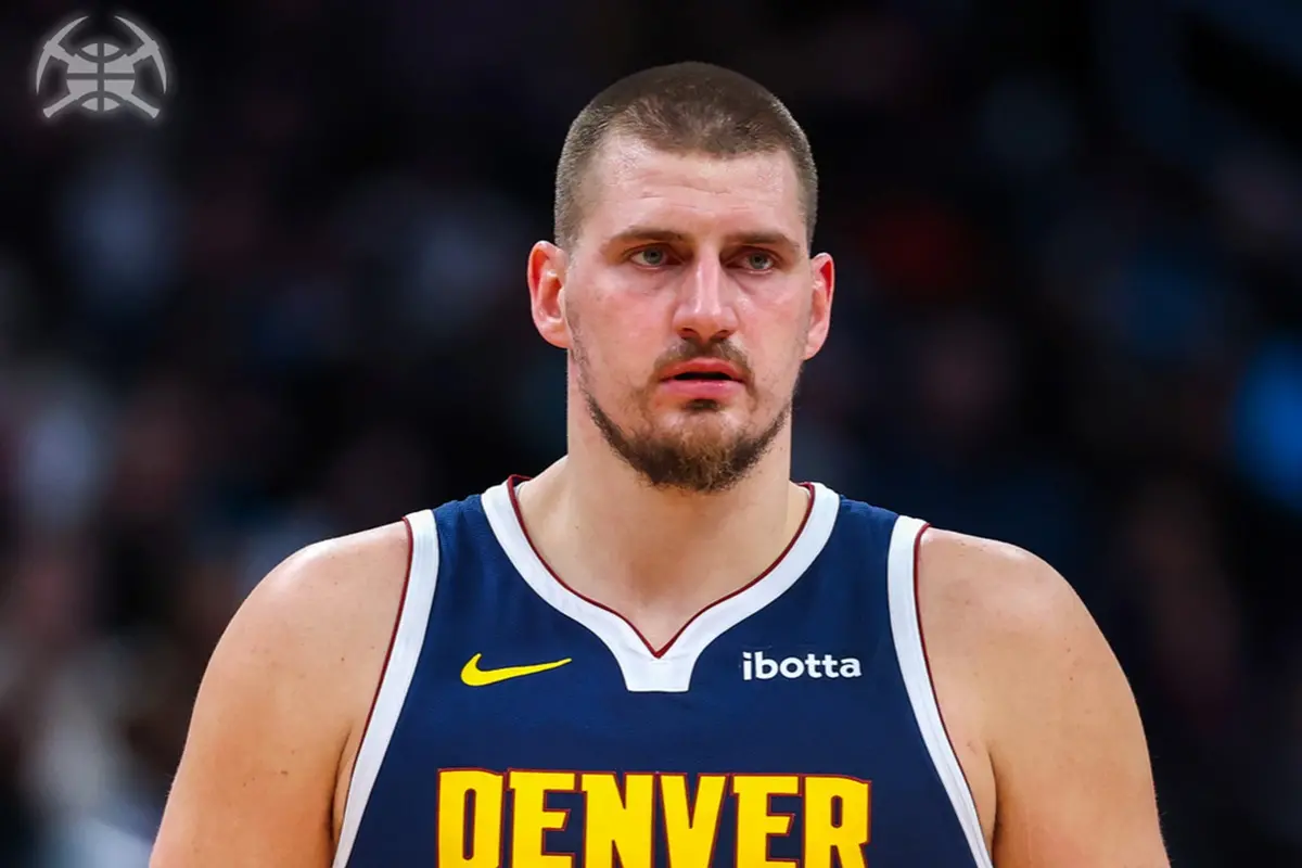 ▲丹佛金塊中鋒Nikola Jokic手握戰術板、指揮如教練。（圖／取自丹佛金塊X）