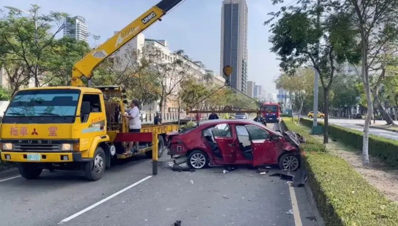 ▲8日上午，高雄市前金區民生二路，一台小客車自撞分隔島，造成駕駛及乘客等4人受困車內，警消獲報派員到場救出4人脫困。（圖／翻攝畫面）