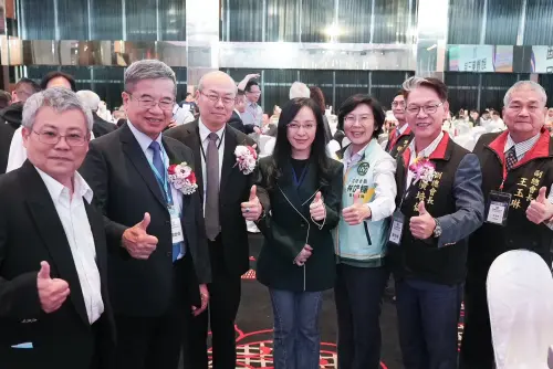 獲頒高科大校友總會榮譽顧問　林岱樺：持續推動產學合作

