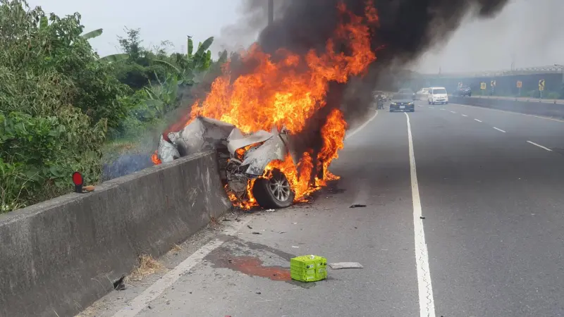 ▲今（8）日中午屏東市機場外環道2.5K處發生火燒車意外。（圖／消防局提供）