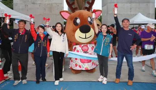 ▲國姓鄉長邱美玲、國姓鄉民代表會主席賴權藝等人，上午6時許鳴槍開跑。（圖／主辦單位提供）