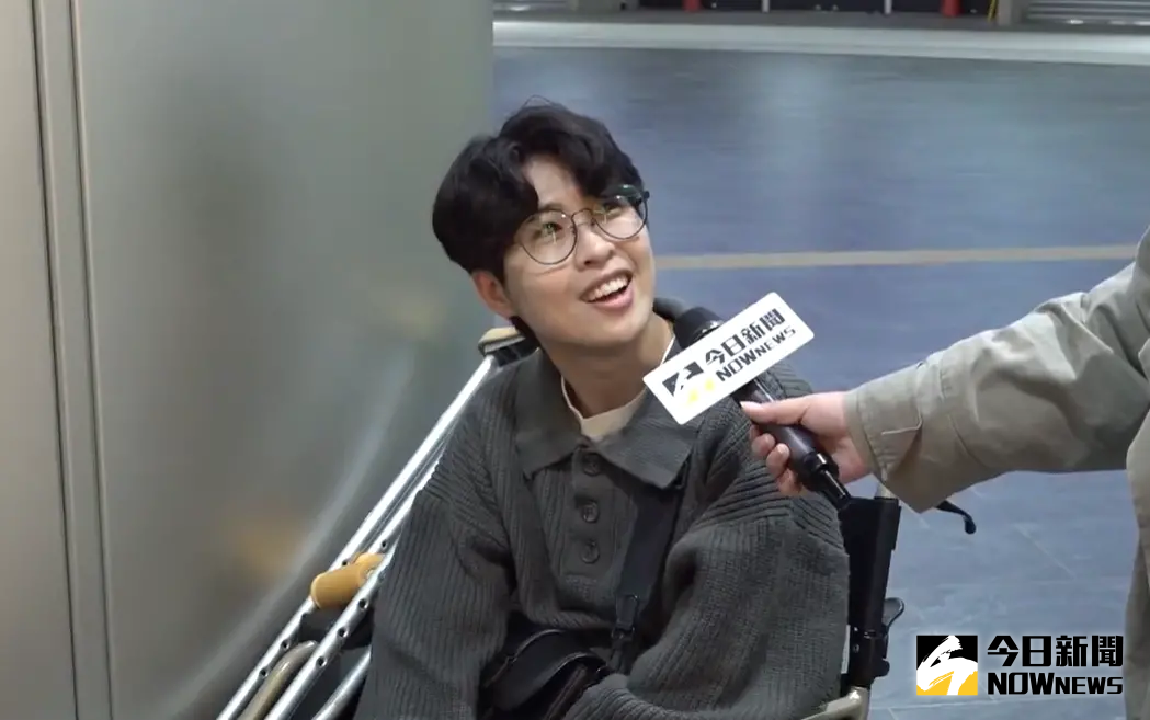 ▲女粉絲剛動完手術4天，坐著輪椅就直衝大巨蛋準備看周杰倫演唱會，還開玩笑說：「舉拐杖一起嗨。」（圖／記者朱永強攝）