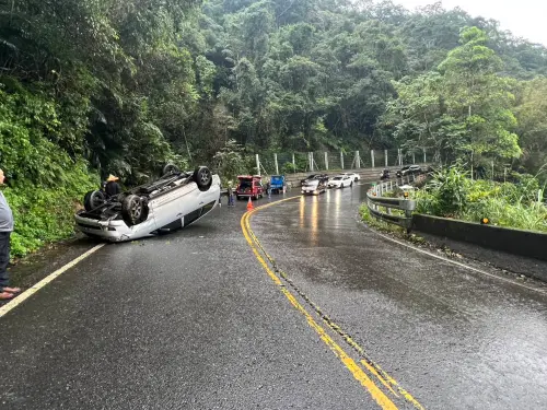 北宜公路車禍事故！廂型車疑撞山壁翻覆　女駕駛爬出求救、夫輕傷
