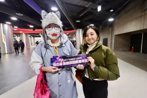 ▲沒搶到票的雅文（又）和朋友一起發送自製應援小物給周杰倫演唱會的歌迷，雅文這幾天都坐在大巨蛋場外聽周杰倫在場內的演唱，3個小時也不覺得辛苦。（圖／記者李政龍攝）