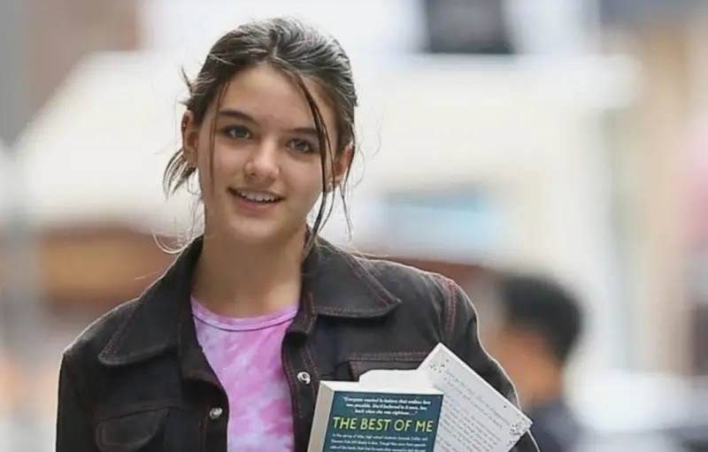 ▲舒莉身為超級巨星湯姆克魯斯的唯一親生女兒，雖然與父親多年沒有聯絡，她也不用父姓，因為父母離婚時的協議，雙親都為她成立了信託基金，讓她年紀輕輕就已成為百萬富翁。（圖 ／摘自X）