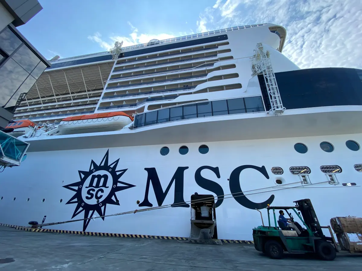 ▲亞洲最大MSC地中海郵輪榮耀號因引擎故障，導致約1800名台灣旅客滯留沖繩。官方聲明：「由於技術原因，需要停留在那霸進行維護的工作」，取消航程並透露「全額退費並提供未來航程抵用券」賠償方案。（圖／記者蕭涵云攝）