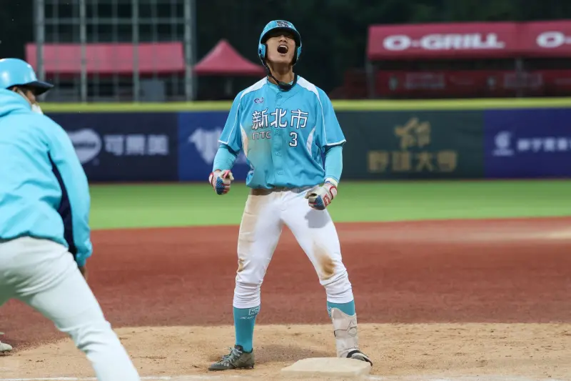 ▲新北國際城市U18邀請賽今（8）日展燃戰火，尋求7連霸的新北藍在首戰遭遇糾纏，一度被日本神奈川追成平手，好在火力即時支援，當家「四番」曾聖恩在5局下用三壘安打送回致勝分，終場以3：2脫穎而出，順利在小組賽開紅盤。（圖／大會提供）